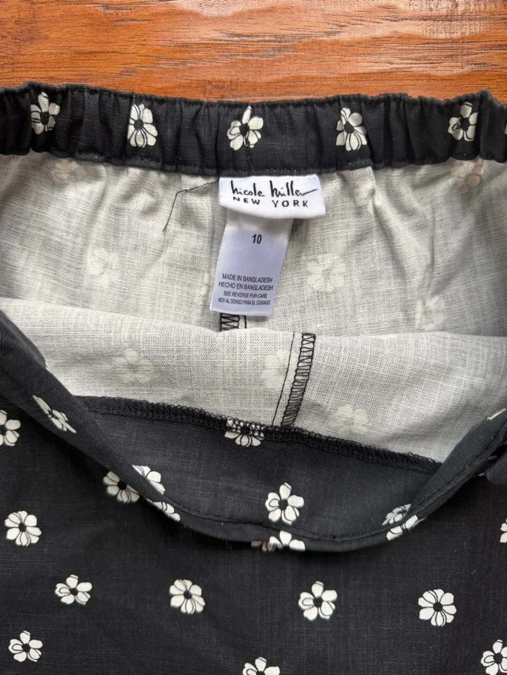 Nicole Miller Black Wrap Skort with White Daisy Print, size 10